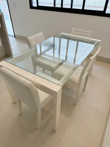 Vendo linda Mesa Branca de Vidro da Tok Stok