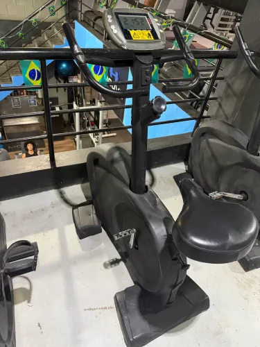 Bicicleta horizontal , vertical e elíptico da Astro.