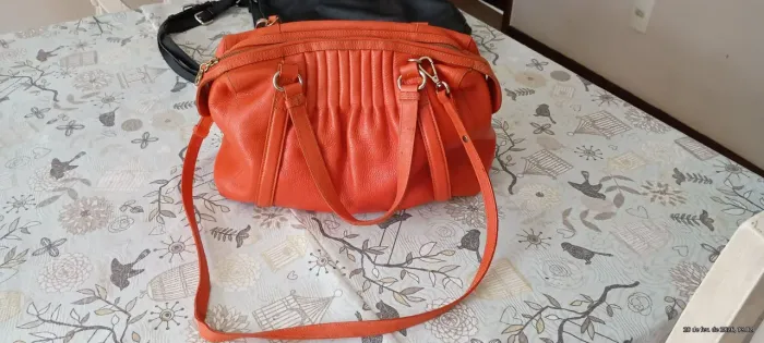 Bolsas em couro Legítimo Arezzo e ABRO