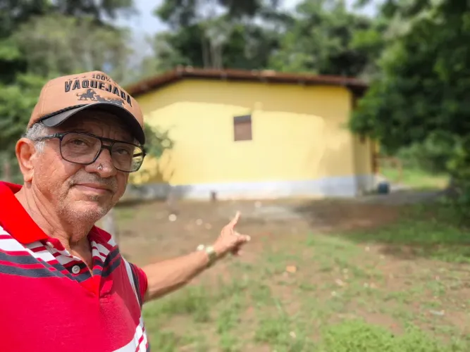 Lindo sítio com uma boa casa sede' arvores frutiferas e mata virgem com arvoredos altos