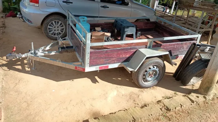 Vendo carretinha semi nova único dono estudo trocar em moto