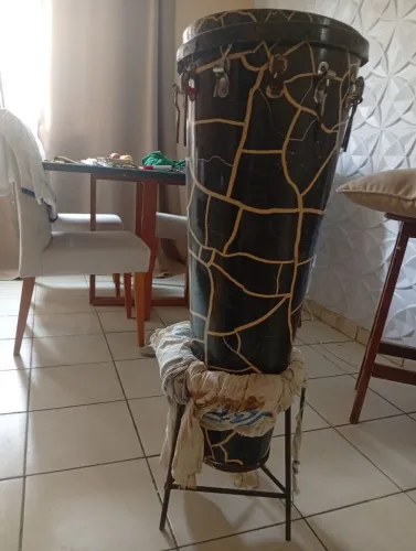 Timbau Jenifer sem pele + suporte