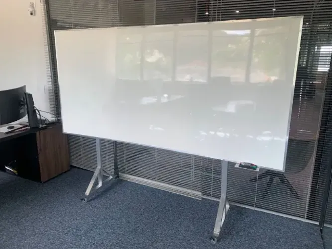 Lousa Branca Grande com Rodinhas - 2,40 x 1,20 m - Ótimo Estado