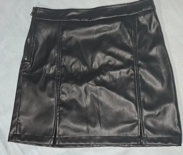 Vende-se saia couro fake. Nova. Tamanho 40