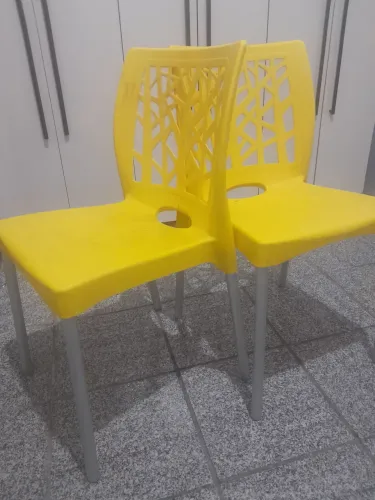Vendo quatro cadeiras com os pés de alumínio na cor amarela . Pix ou dinheiro
