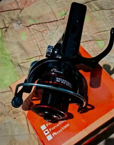 Vendo vara de pesca 25lb e um molinete sahara 4000