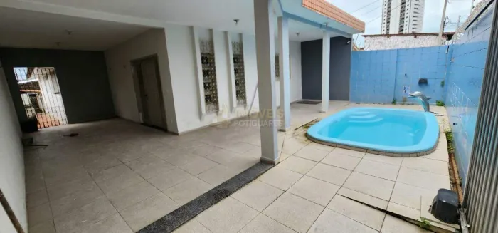 Casa de esquina na Av. Nascimento de Castro para aluguel residencial ou comercial