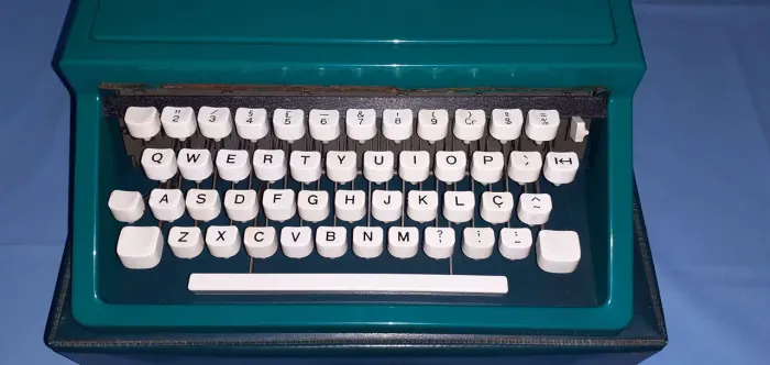 Máquina de Datilografia Olivetti Dora Portátil