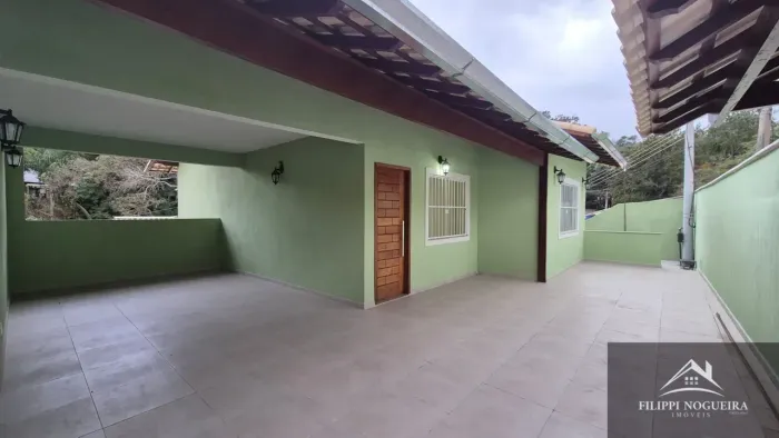 Excelente casa com 3 quartos sendo duas suítes. Localização maravilhosa!