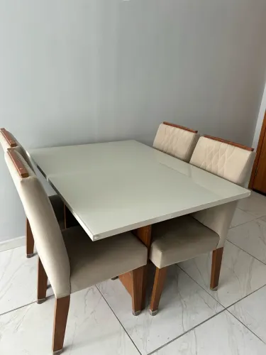 Mesa, tampo de vidro, 4 lugares, seminova. Em boas condições!
