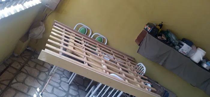 Cama de madeira maciça semi nova