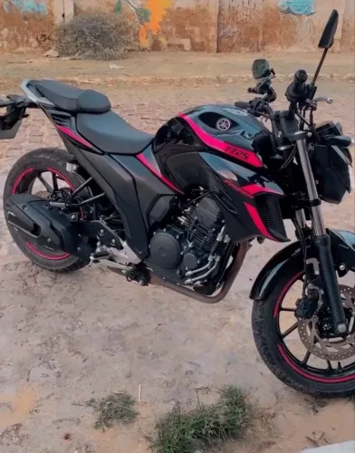 Fz25 preta adesivada 2021