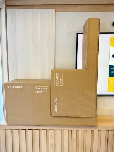 Soundbar Samsung HW-B450F  Bluetooth com Subwoofer 300W Preto novo