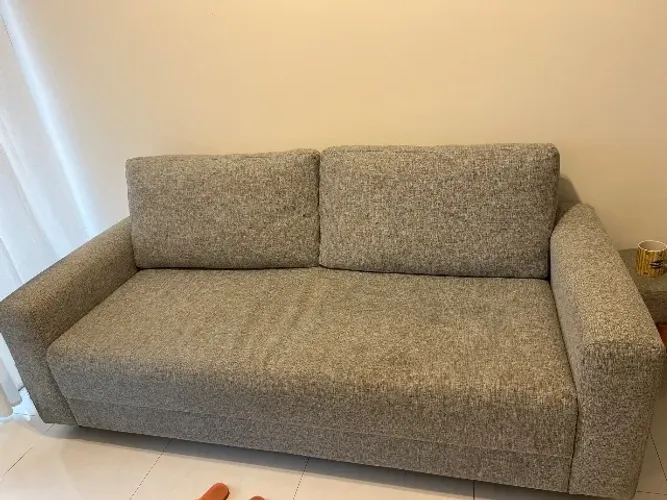 Sofá linho cinza 3 lugares- tok stok- com pequenos detalhes