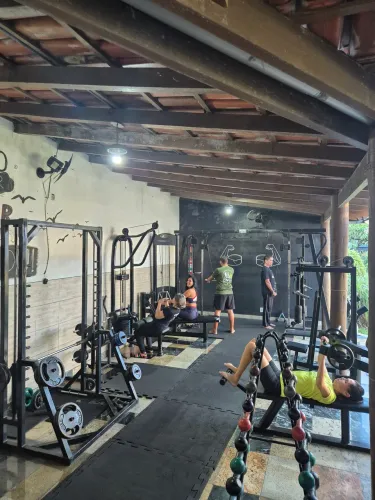 Academia completa com tatame para Jiu-jitsu e treinamento funcional.