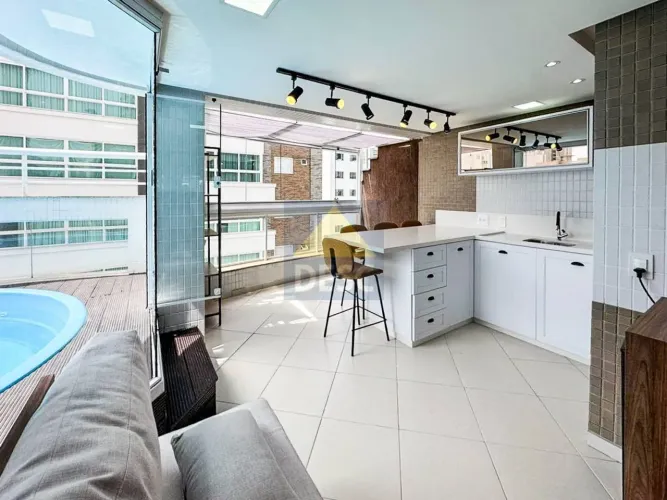 Cobertura duplex mobiliada com 3 suítes e 4 vagas à venda no Centro de Balneário Camboriú