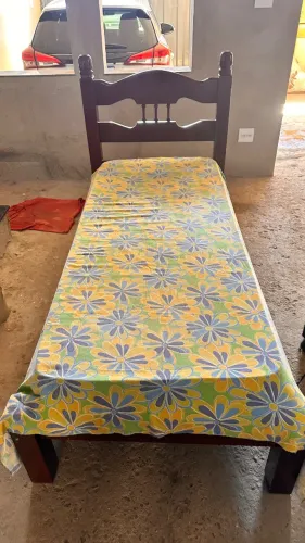 Vendo cama de solteiro com colchão, 250,00 - Curvelo/MG.