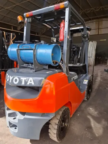 EMPILHADEIRA TOYOTA MODELO : 8FG25 ANO : 2007 COMBUSTIVEL: GLP TORRE : TRIPLEX 4.7 MTS