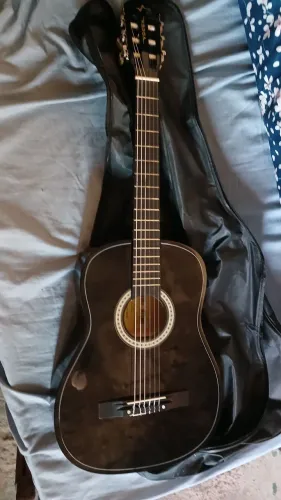 Vendendo violão