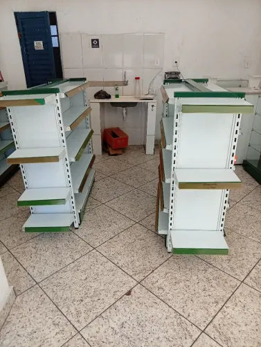Gôndolas, para padaria, loja de presentes e comércios em geral.