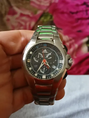 Relógio Adidas modelo ADP1132, apresentando uma caixa e pulseira de aço inoxidável
