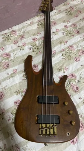 baixo elétrico feito por luthier - madeira de peroba