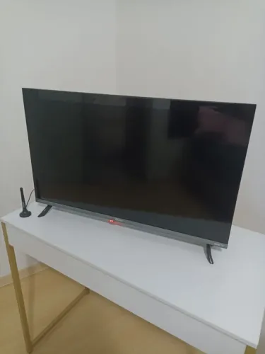Vendo uma tv com 45 dias de uso 32" na garantia e caixa ,valor 550 reais ,