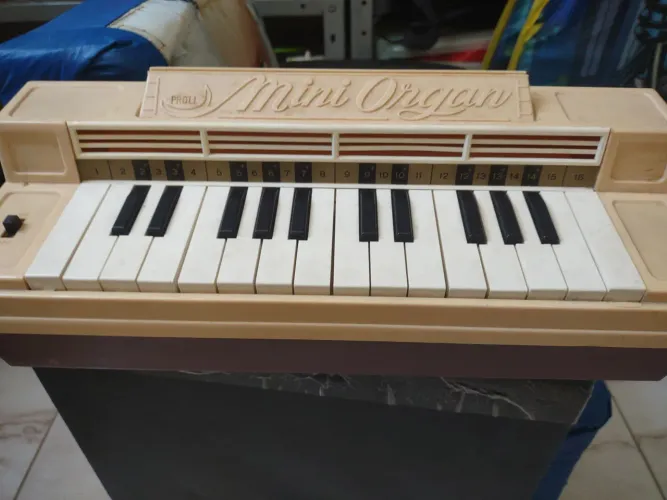 Mini organ de brinquedo funciona a pilha 