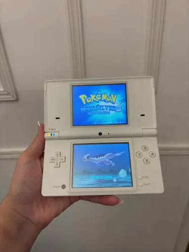 Nintendo Dsi White Version com muitos jogos como Pokémon Mario e Zelda 