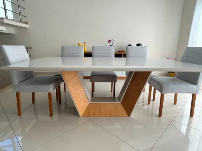 Mesa com 08 cadeiras