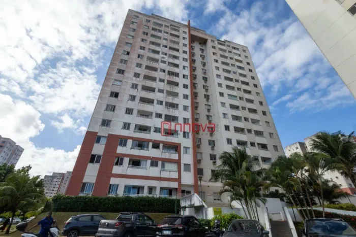Aluga apartamento com 2 quartos, varanda, armários completos, andar alto e ventilado, 61 m