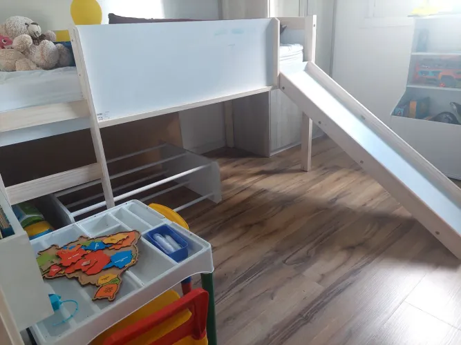 Cama Infantil Casa Tema com Escorregador e Lousa