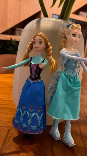 Kit / Dupla Boneca Elsa e Ana  Disney Store