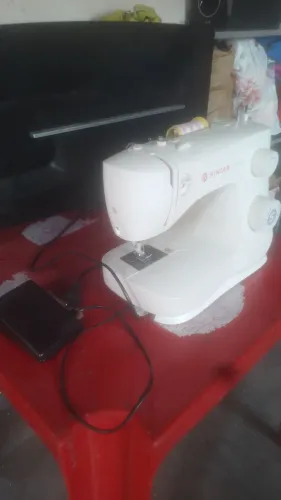 Máquina de costura elétrica