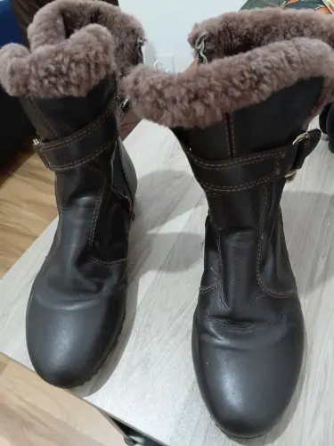 Vendo bota de couro acolchoado, nova número 37.