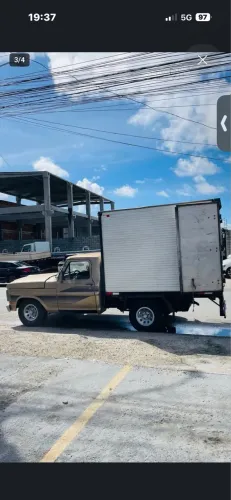 Caminhão baú F 1000