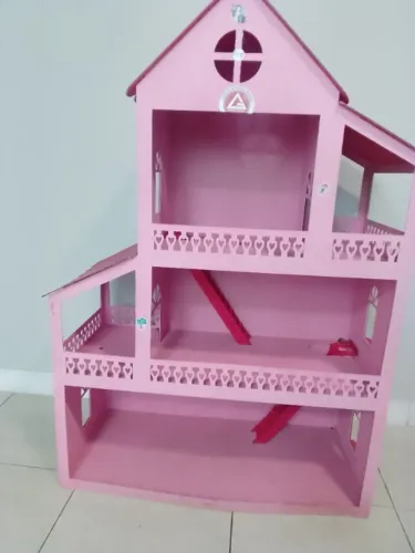 Casa de boneca de altura 1,30 Metros com 0,88,cm