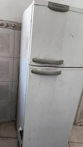 Geladeira boa só falta da uma pintura do lado porque ficou descascando um pouco.