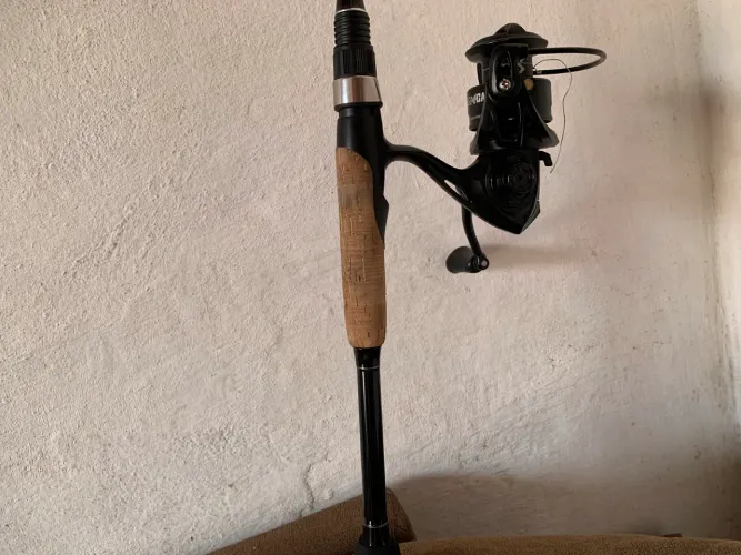 Vendo vara de pesca com molinete 2000
