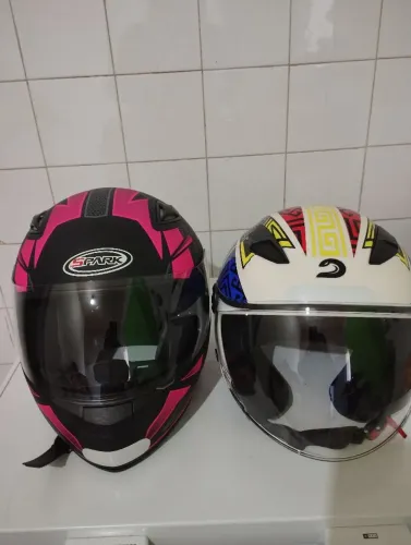 Capacete feminino e capacete masculino 