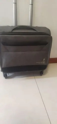 Mala ideal para viajens da Johnnie Walker, sofisticada com rodas que giram 360° graus