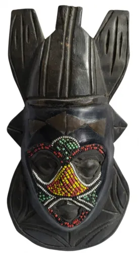 Máscara decorativa produzida em madeira, de origem africana, maior comprimento 23 cm.