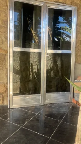 Porta alumínio