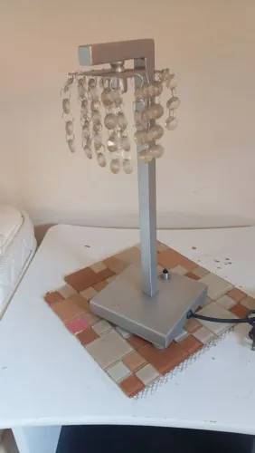 Abajur com enfeites de cristal e suporte de metal e lâmpada de LED