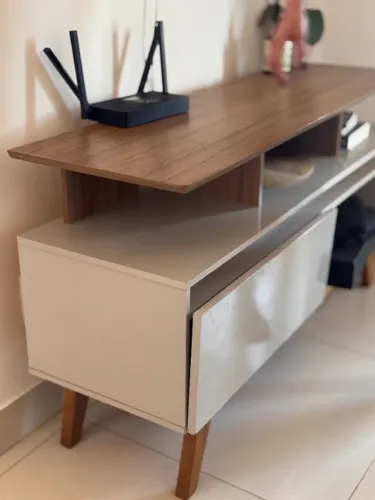 Rack Retrô para TV Off White e Madeira com Pés Palito
