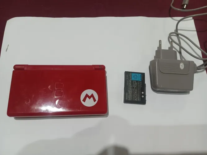Nintendo DS Lite Edição Limitada Mario Vermelho (No Estado / Para Conserto ou Peças)