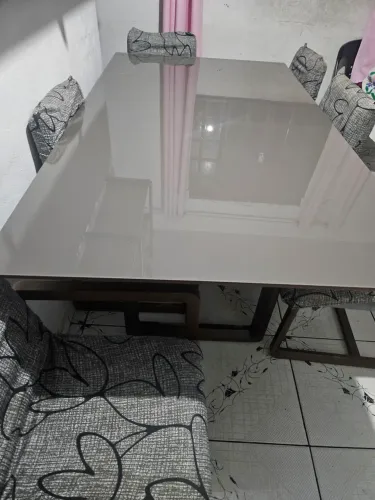 Mesa com seis cadeiras