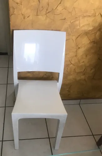 Cadeira branca para quarto 