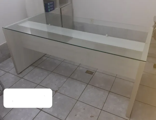 MESA DE ESCRITÓRIO COM TAMPO DE VIDRO