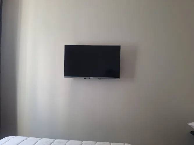 Smart TV Philco + Suporte de Parede (Menos de 1 ano de uso / Estado de nova)